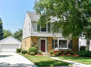 4915 N Wildwood Ave, Whitefish Bay, WI 53217