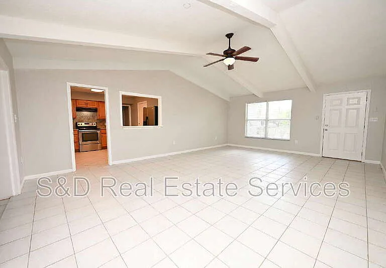 907 Swann Dr — Photo 5