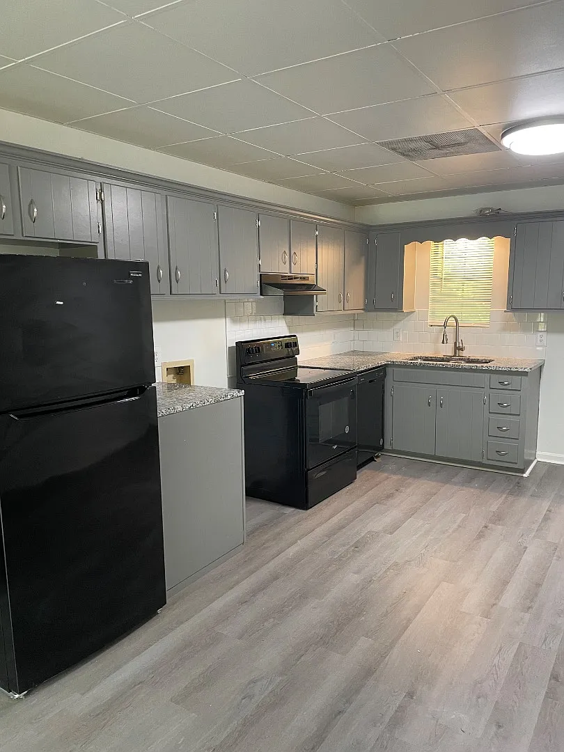 1724 Louise Drive - 1724 Louise Unit B — Photo 2
