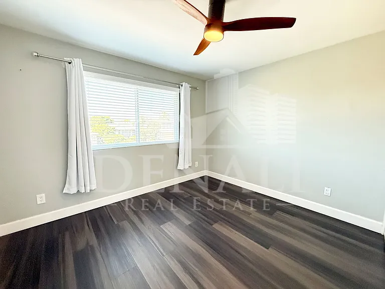 811 E Chilton Dr — Photo 30