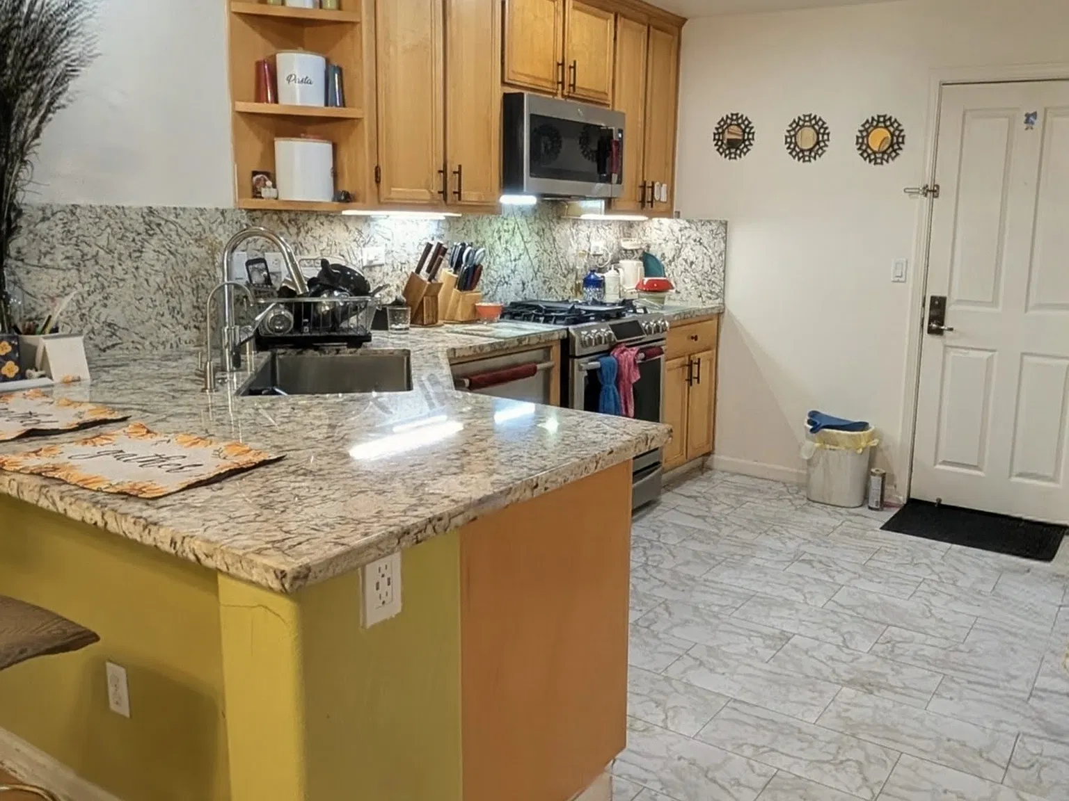 3 bed, 2.5 bath, 1381 sqft, $4,200 — Photo 3
