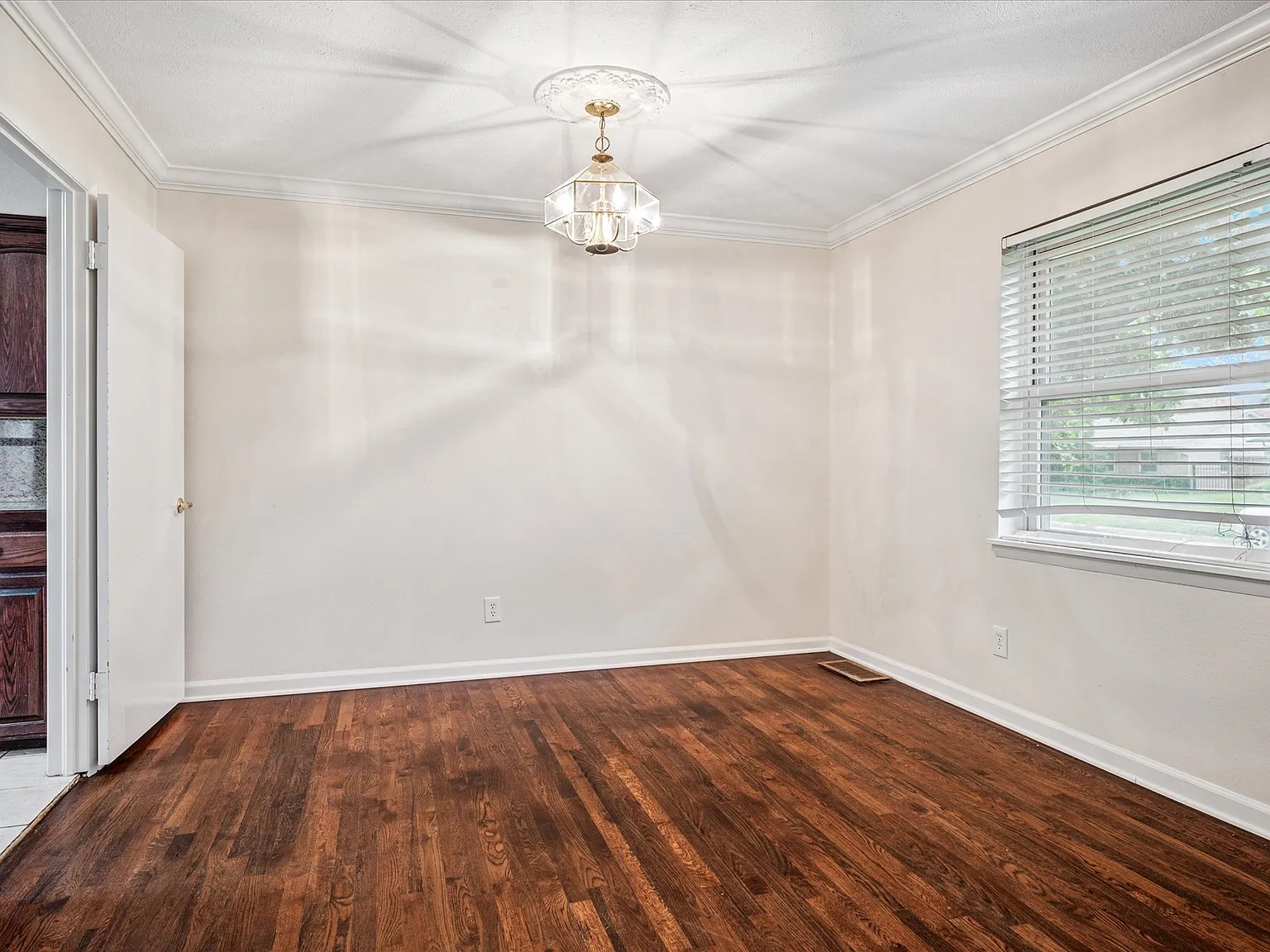 3 bed, 1889 sqft, $2,500 — Photo 4