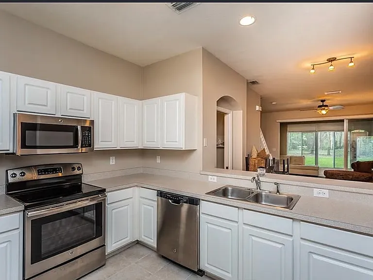 2435 Earlswood Ct — Photo 4