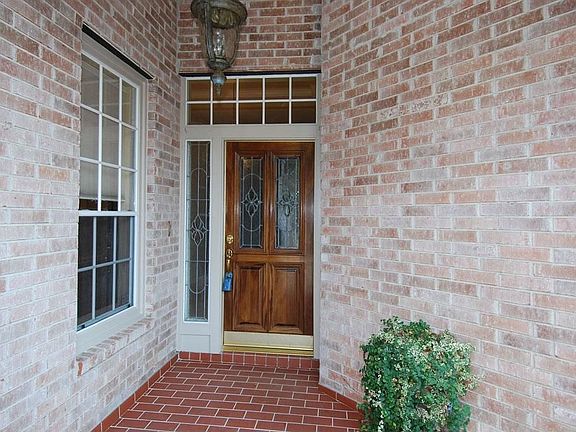2nd image of 2814 N Strathford Ln