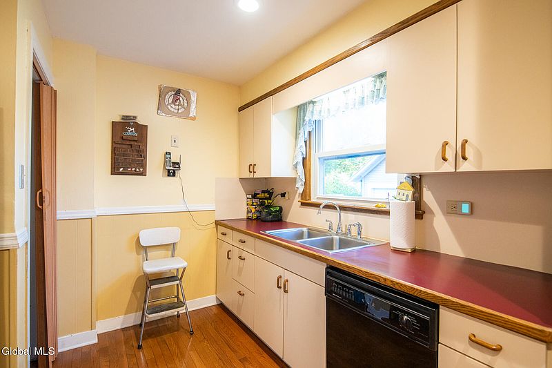 5th image of 64 Webster Avenue