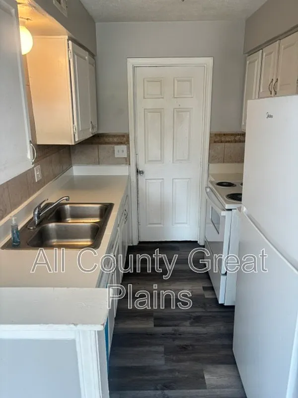 3 bed, 2.0 bath, $1,395 — Photo 3