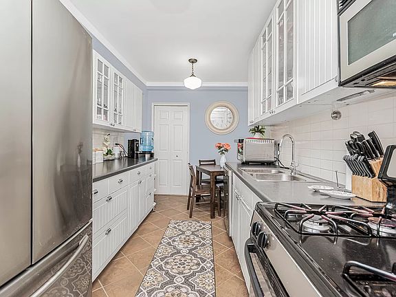 4th image of 2711 Henry Hudson Pkwy W Unit 7G