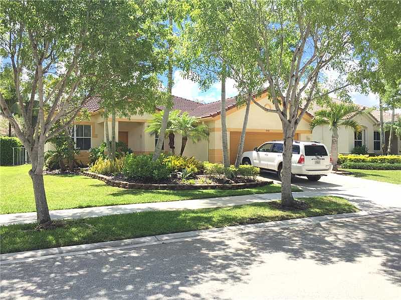 1st image of 806 Lavender Cir