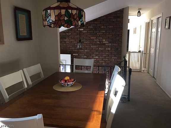 4th image of 11 White Swan Ln