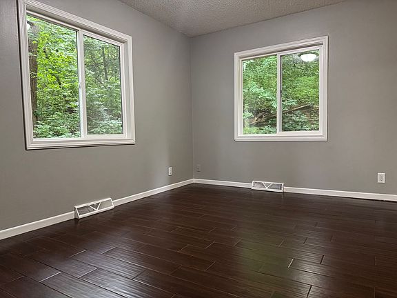 3rd image of 3405 Brookview Dr
