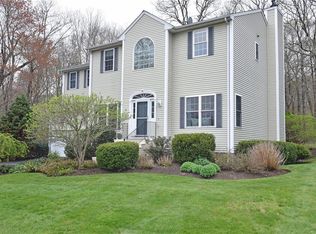 41 Lawnacre Dr, South Kingstown, RI 02879