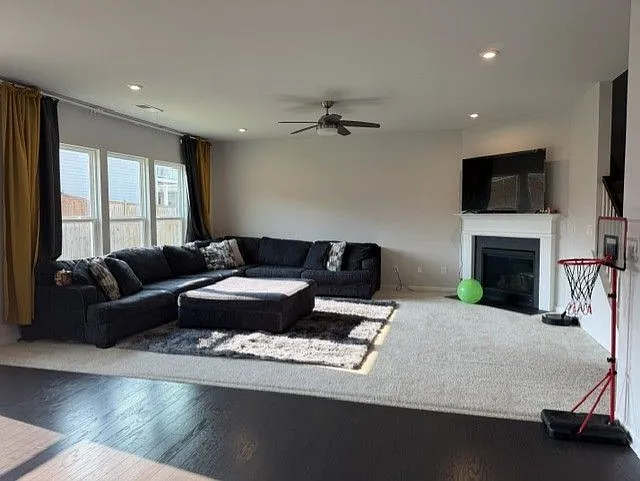 4 bed, 2.0 bath, 3034 sqft, $3,200 — Photo 3