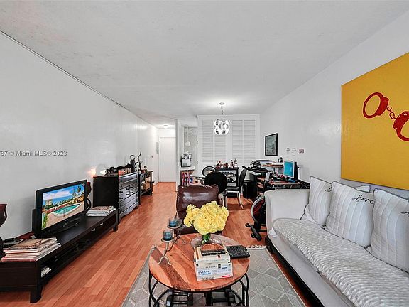4th image of 1600 NE 114th St APT 105