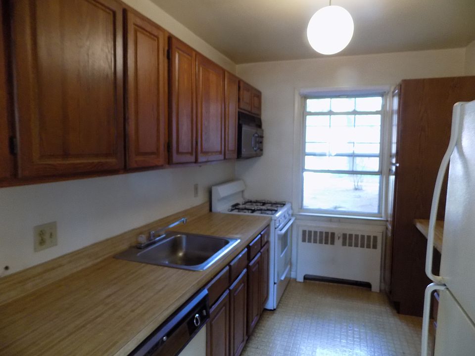 1st image of 2 Fieldstone Dr APT 17