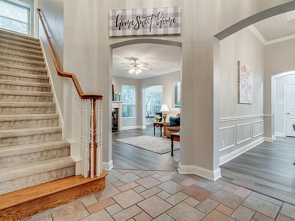 4th image of 2703 Crestwood Ln