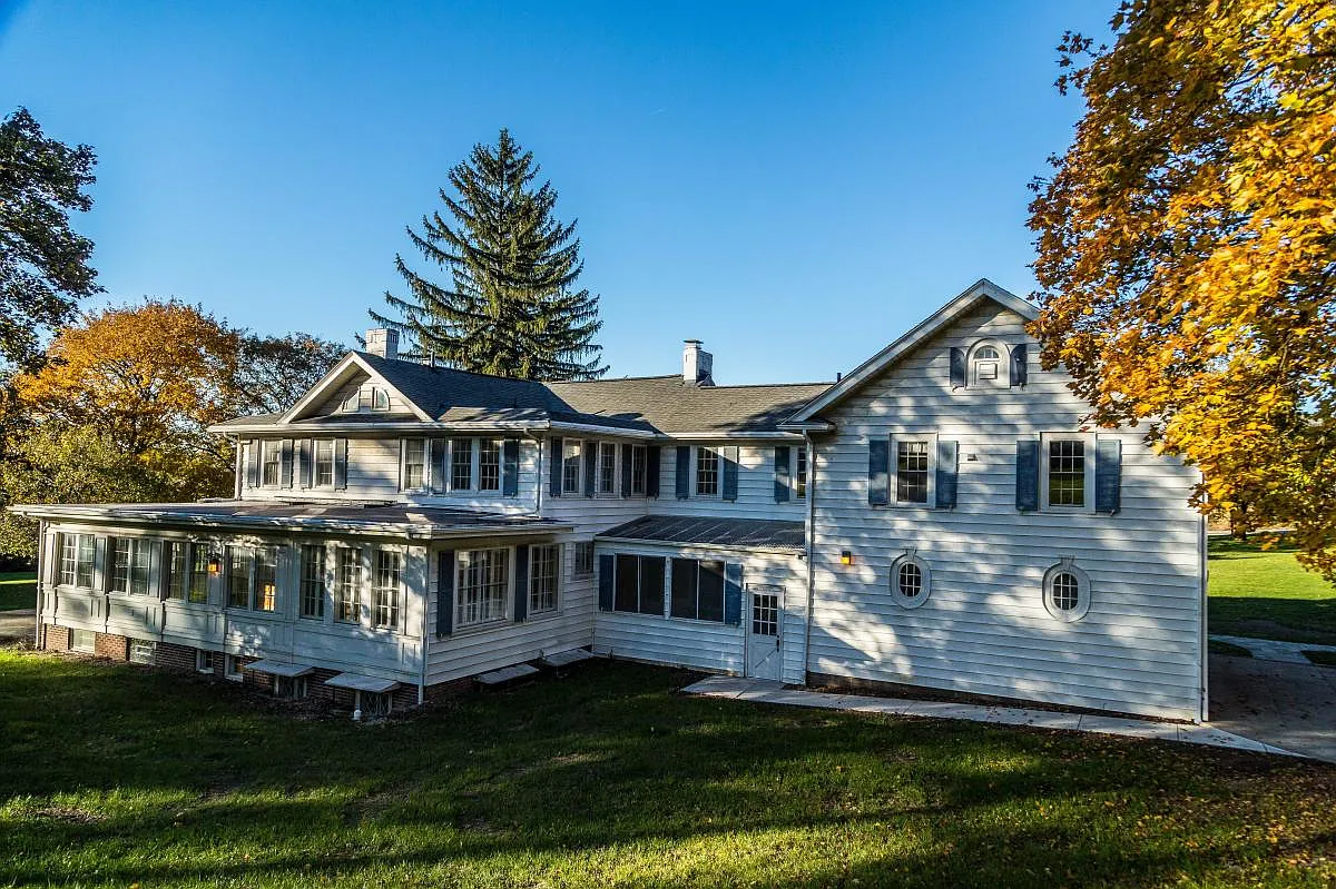 6 bed, 4.5 bath, 9100 sqft, $5,000 — Photo 4