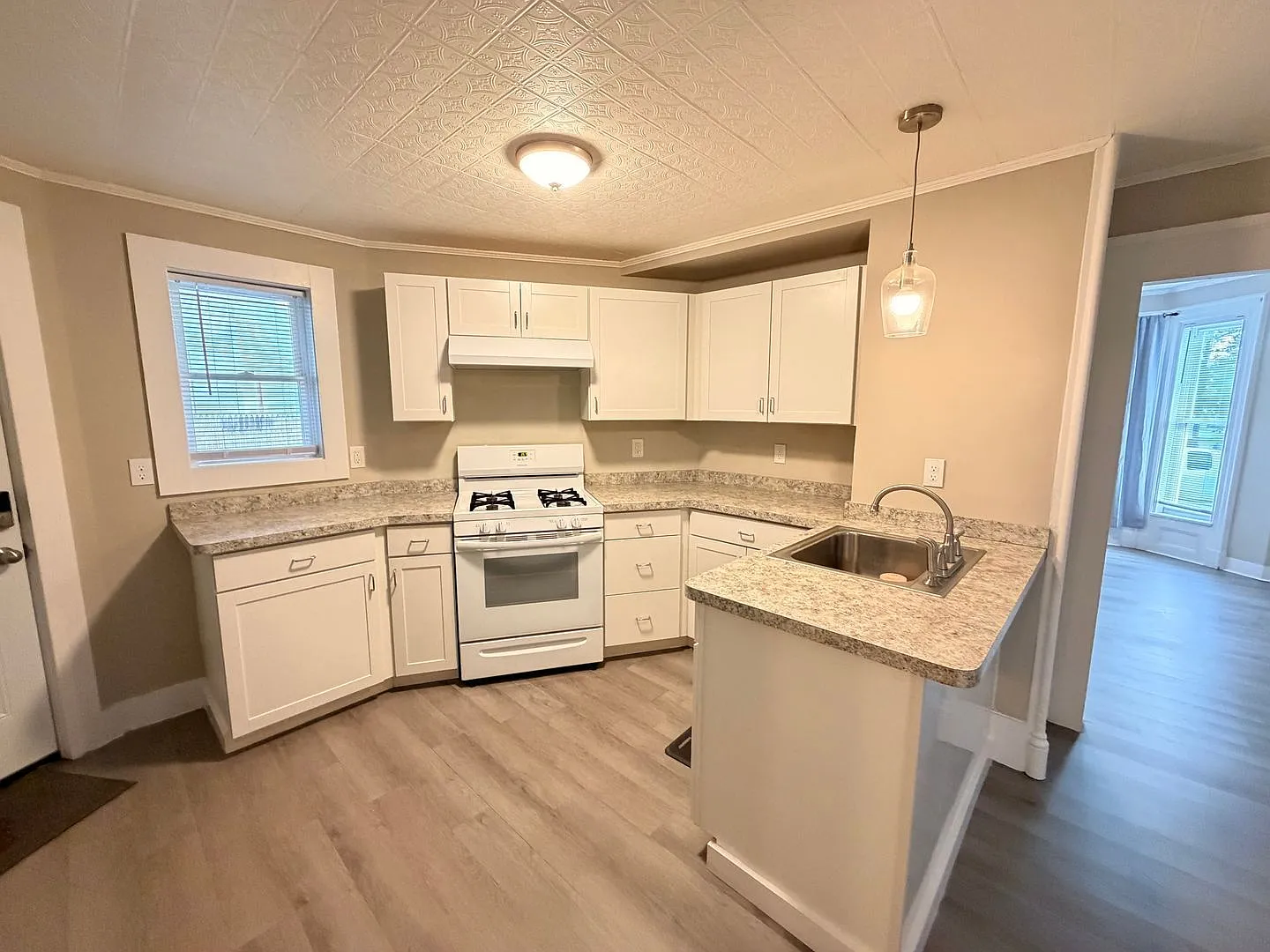 1 bed, 1.0 bath, 586 sqft, $1,525 — Photo 2