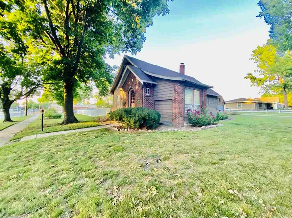 2102 6th St, Clay Center, KS 67432