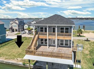 421 Jeanie Lynne Cir, Tiki Island, TX 77554