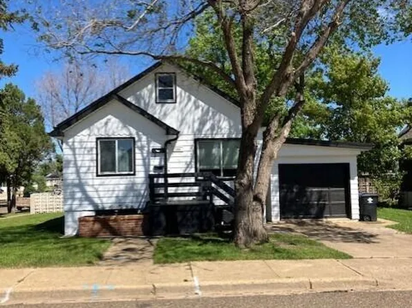 144 9th Ave W, Dickinson, ND 58601