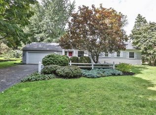 10 Fencewood Ln, Fairport, NY 14450