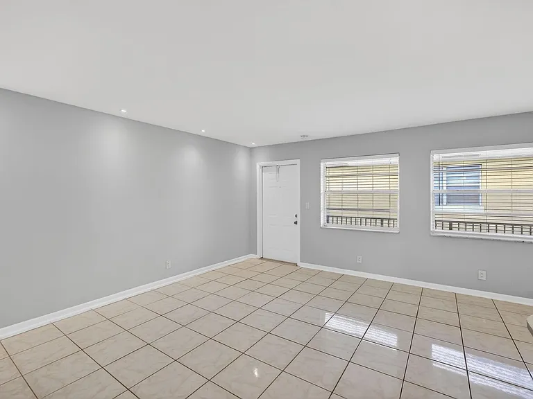 4051 NE 13th Ave #77 — Photo 5