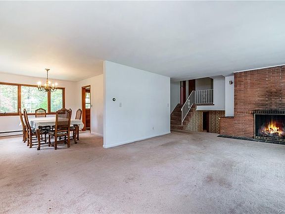 4th image of 24 Parkway Dr