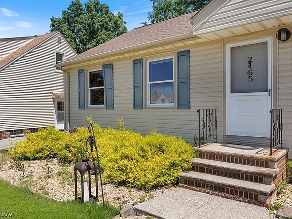 4th image of 2465 Larchmont Dr