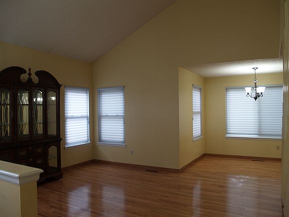 4th image of 2419 S Gray Dr