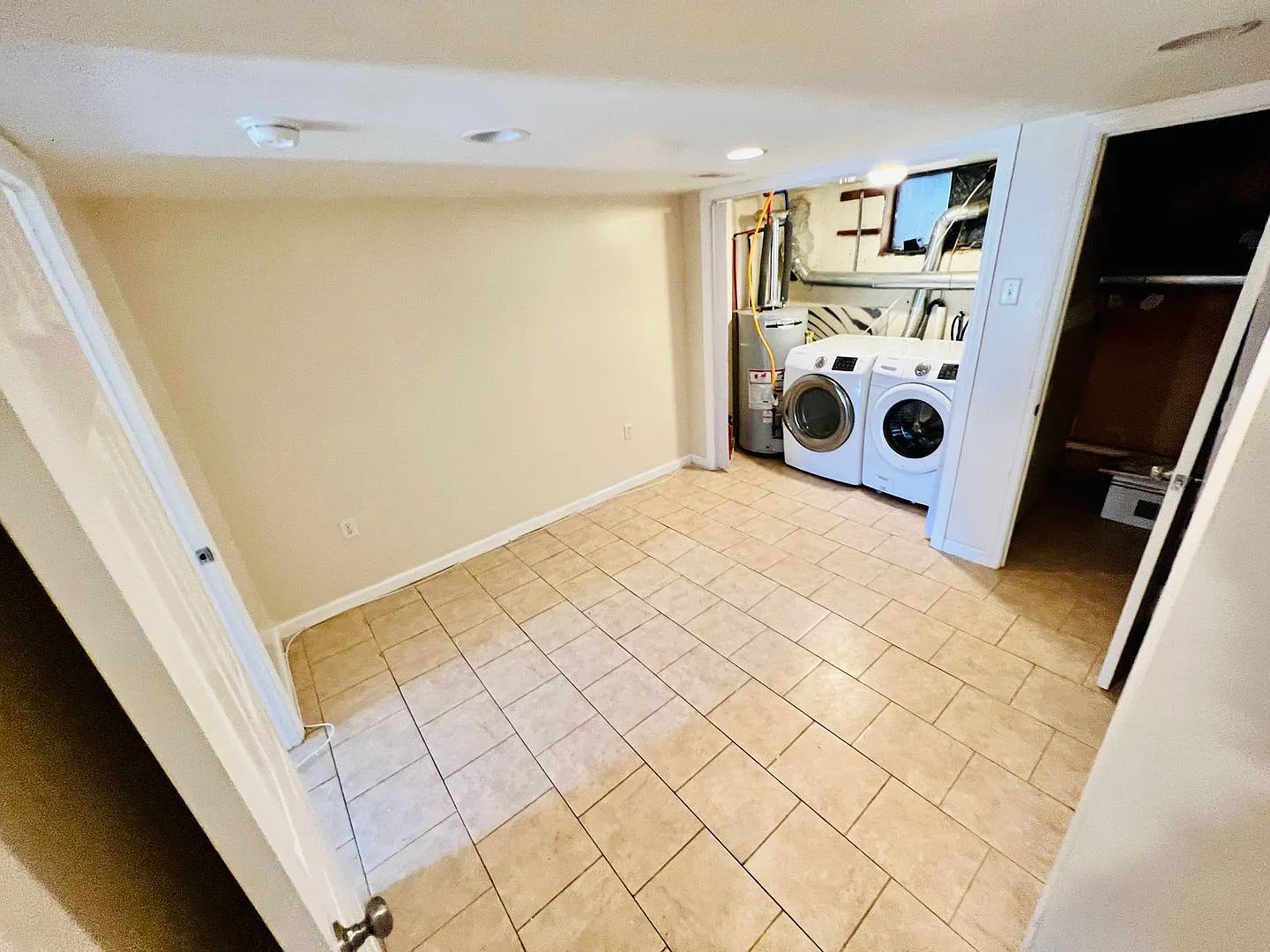 Remodeled 3BR 2BT, Central Air, Stainless Steel, Optional 4th Bedroom & Full-Size Washer Dryer — Photo 1
