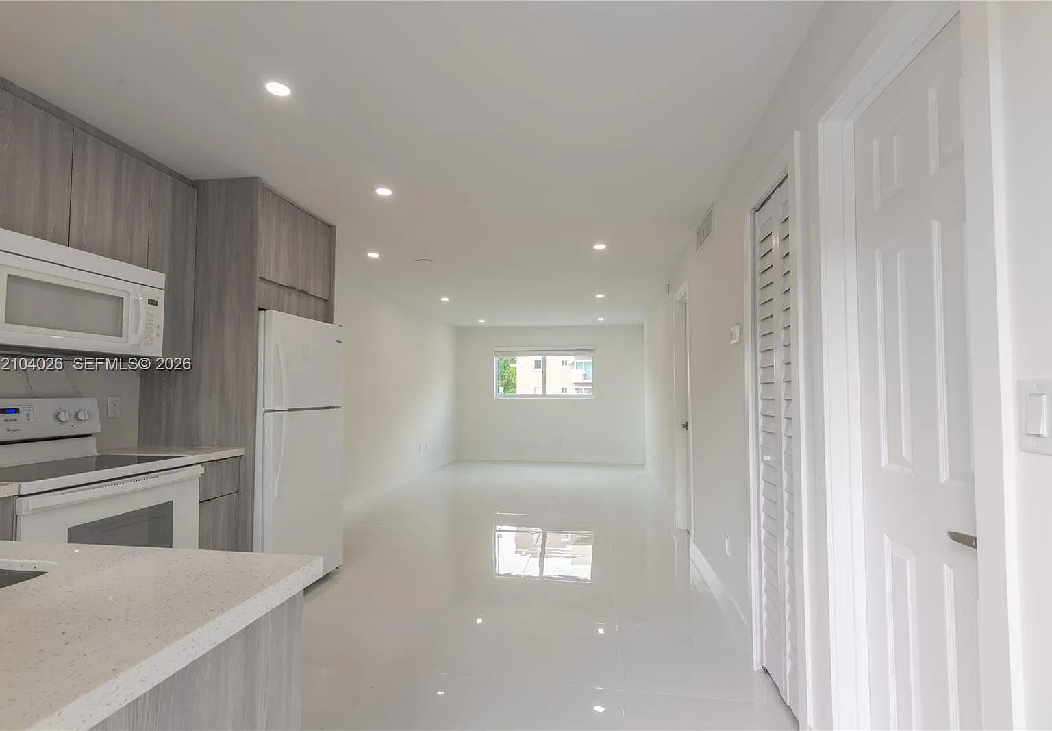 Enclave Shores Condo — Photo 4