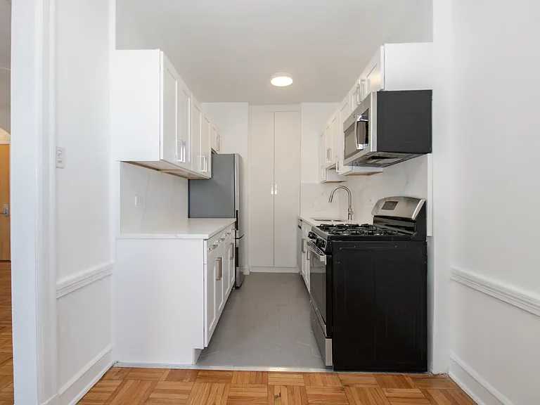 1100 N Dearborn — Photo 33