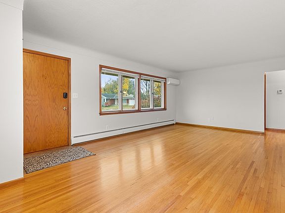 4th image of 1595 Cottage Ave E