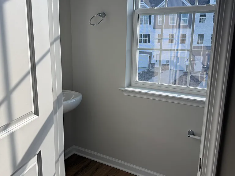 124 Essex Dr — Photo 13