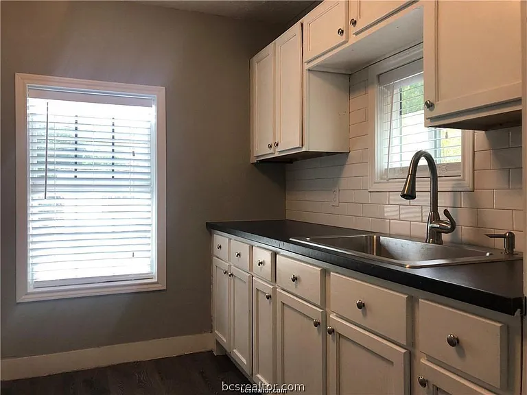 1704 N Baker St — Photo 6