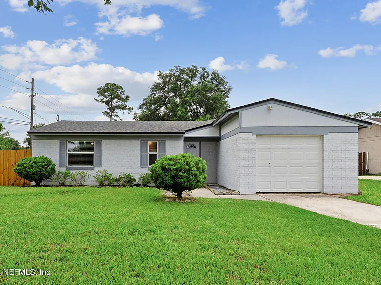7600 Pheasant Run Dr — Photo 1