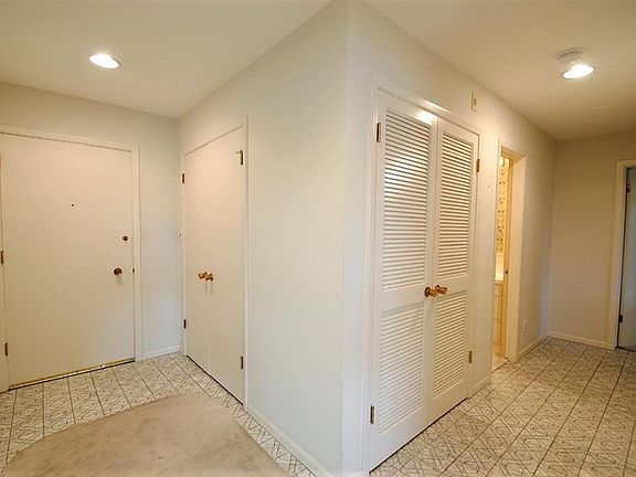 5th image of 22655 Chagrin Blvd APT 110