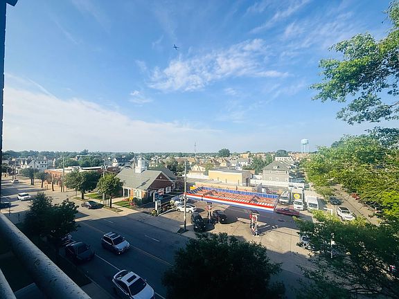 2nd image of 205 Mineola Blvd