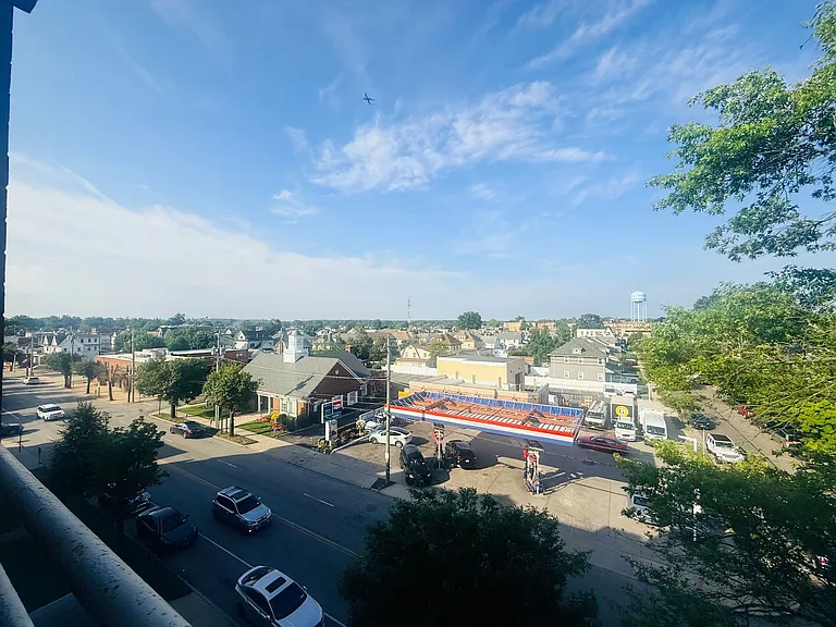 205 Mineola Blvd — Photo 2