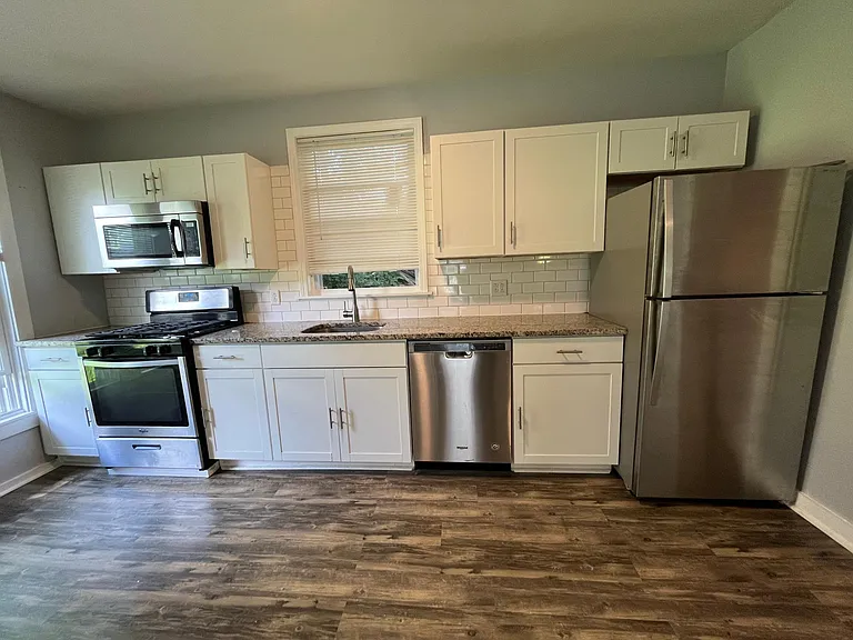 119 Henderson St — Photo 17