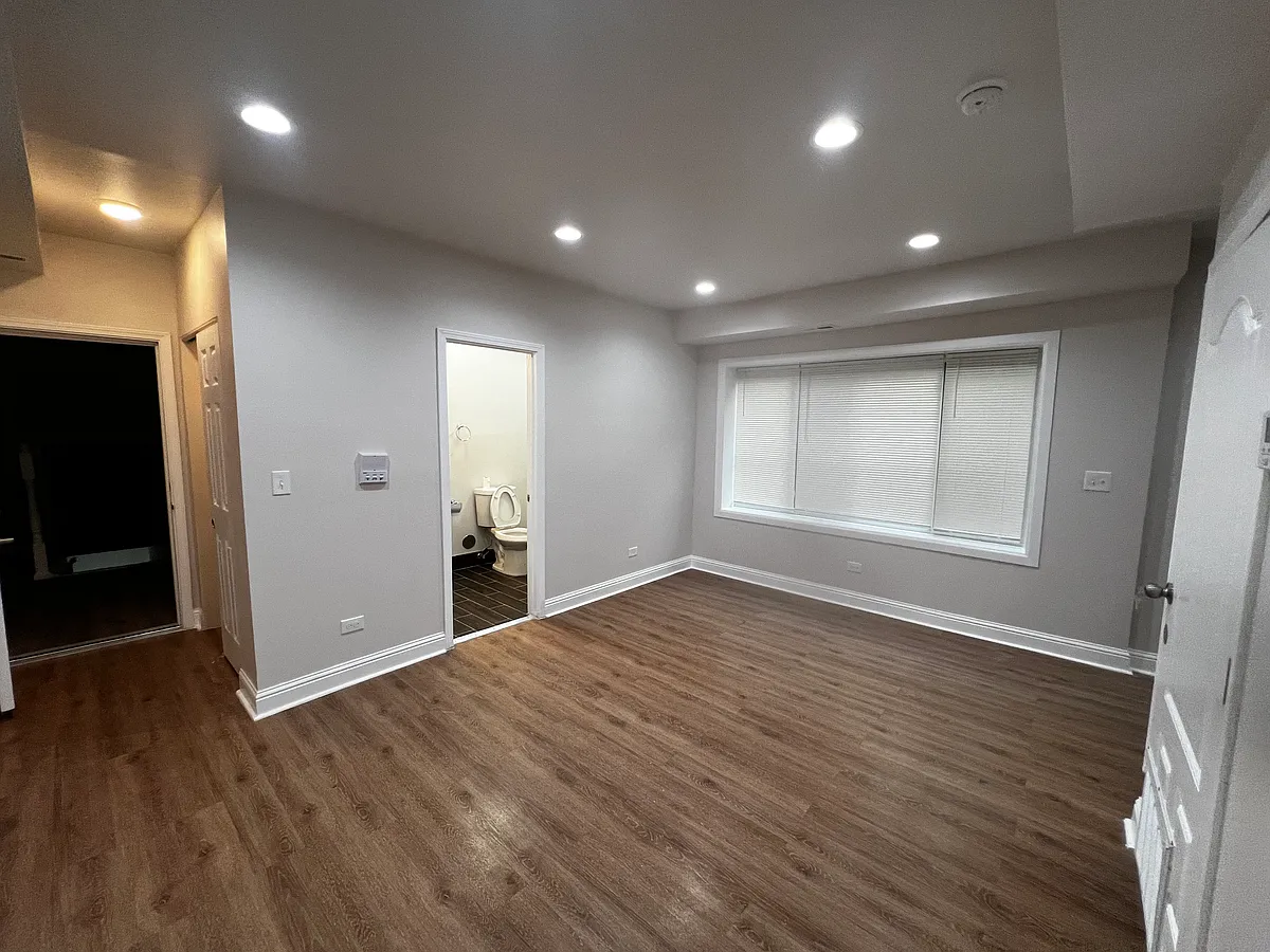 Building Photo - 8617 S Ashland Ave #3D