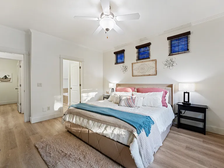 922 E Winding Creek Dr — Photo 13