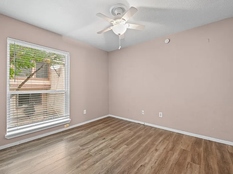 2124 Burton Dr #204 — Photo 17