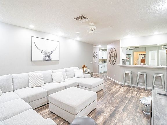4th image of 608 N Heathrow Dr