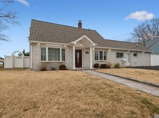 3 Tanners Ln, Levittown, NY 11756