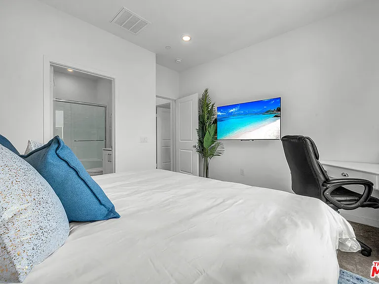 9431 Sepulveda Blvd #4 — Photo 8