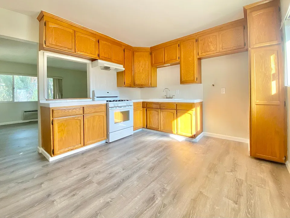 1689 N Lake Ave #6