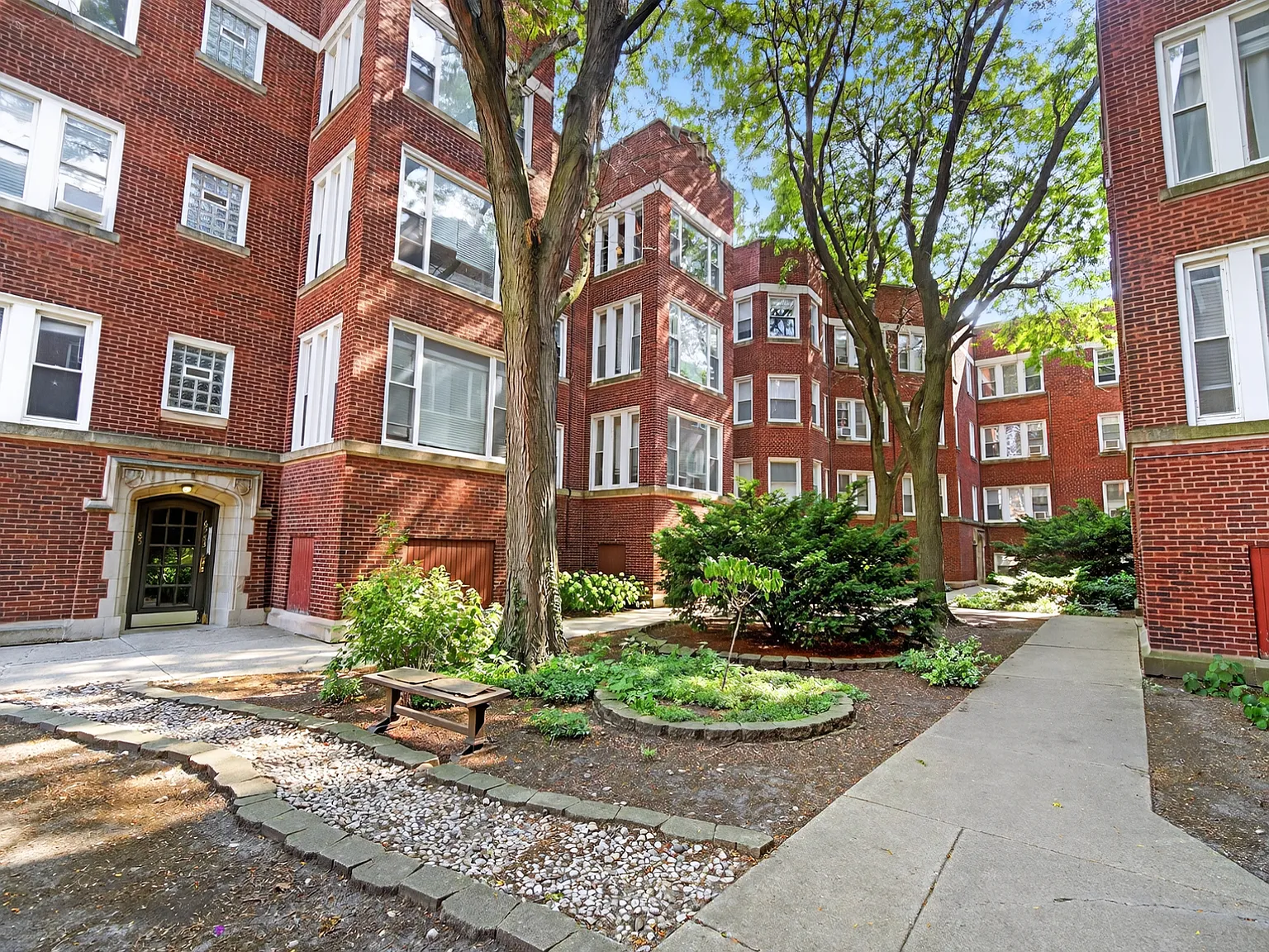 6565 N. Lakewood Renovated Rogers Park Apartments — Photo 1