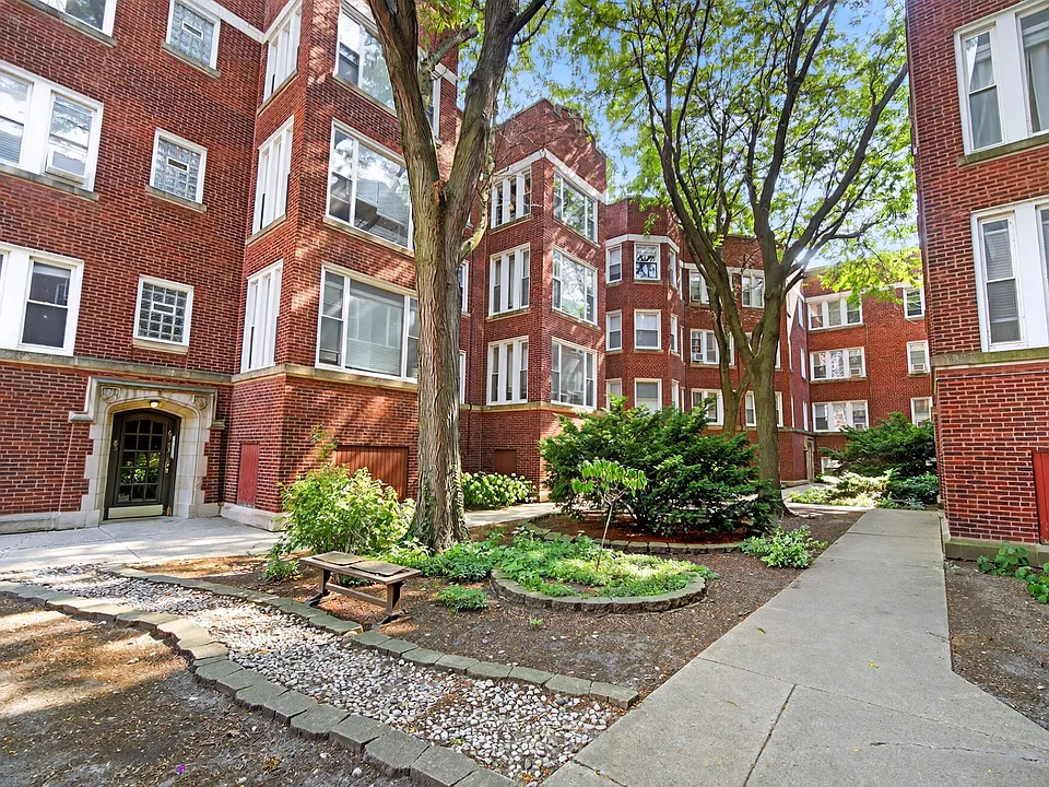 6565 N. Lakewood Renovated Rogers Park Apartments