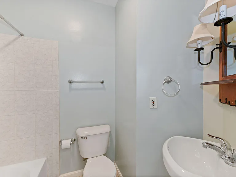 2nd Bath room